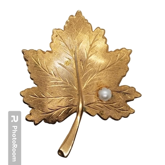 Sarah Coventry Jewelry - SARAH COVENTRY VINTAGE LARGE GOLDTONED & FAUX PEARL MAPLE LEAF BROOCH